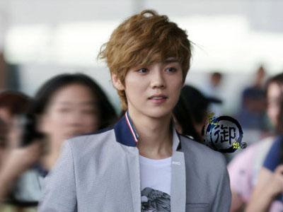 Fans Bikin Rusuh di Bandara, Luhan EXO-M Terjatuh