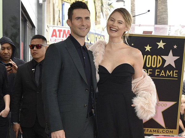 Gemas, Inilah Penampilan Perdana Adam Levine dan Behati Prinsloo Bersama Sang Anak