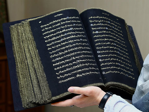 Bikin Takjub, Wanita Ini Berhasil Mentranskrip Al Quran dengan Media Kain Sutra dan Tinta Emas