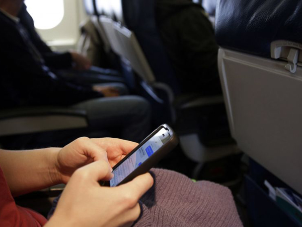 Nyalakan Ponsel di Pesawat Bisa Membuatnya Jatuh, Mitos Atau Fakta?