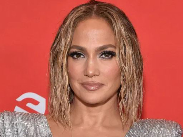 Usia 51 Tahun, Jennifer Lopez Tampil Seksi Tanpa Busana