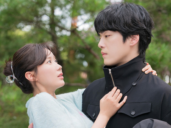 Kim Jung Hyun Tampak Kaku Saat Gendong Im Soo Hyang di Drama Terbaru