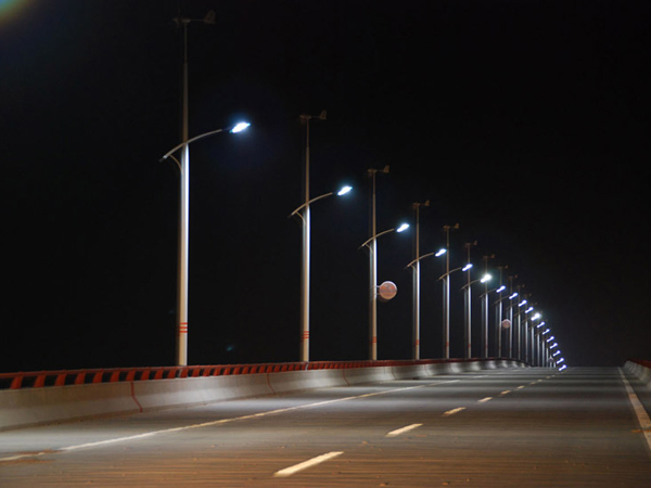 Unik, Lampu Penerang Jalan Ini Bisa Basmi Nyamuk Penyebab Penyakit!