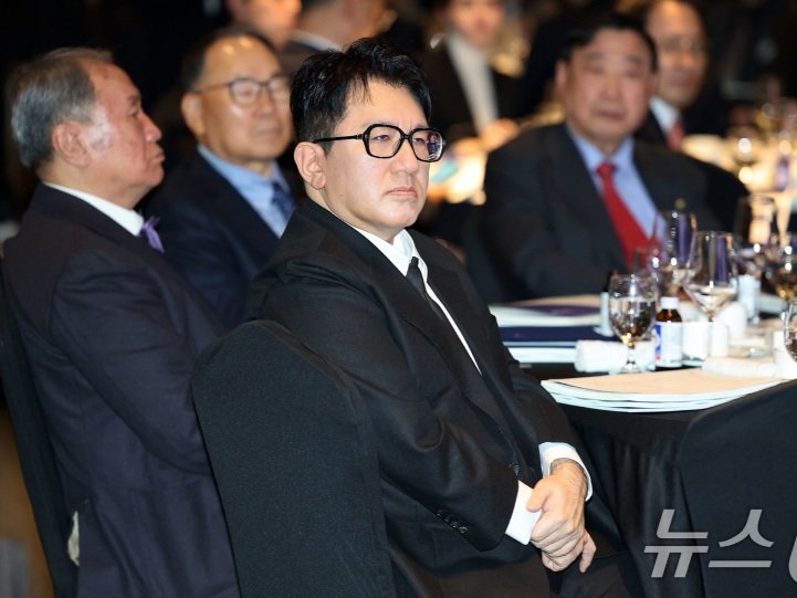 Bang Si Hyuk Dipanggil Sebagai Saksi dalam Kasus Manipulasi Saham SM Entertainment oleh Kakao