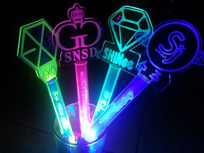 Lightstick, Benda 'Wajib' Para K-Popers Saat Nonton Konser Sang Idola!