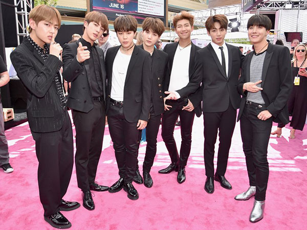 Bedah Fashion Mewah nan Mahal BTS di Magenta Carpet 'BBMAs 2017'!