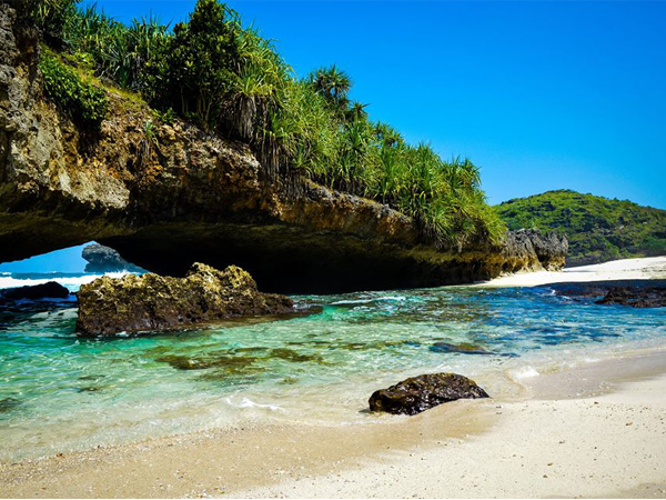 Pantai Dengan 1000 Goa Yang Sedang Hits Di Media Sosial Ini Patut Kamu Kunjungi