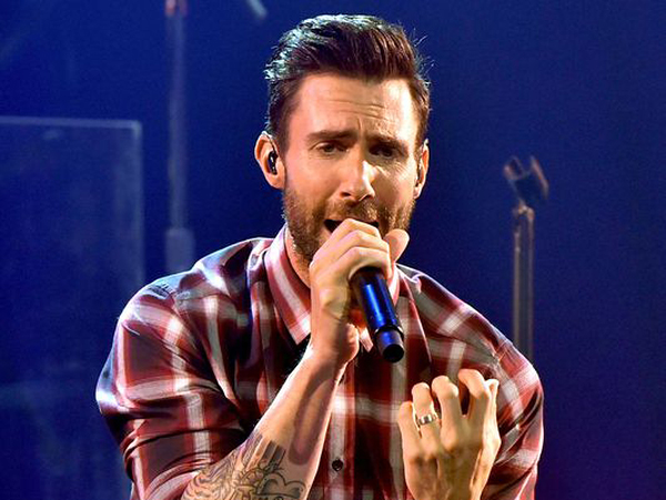 Kesal Tata Suara Mati, Adam Levine Lempar Mikropon dan Nyaris Lukai Penonton!