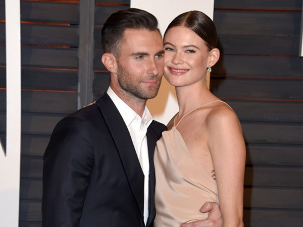 Alami Wardrobe Malfunction, Behati Prinsloo Dilindungi Adam Levine!