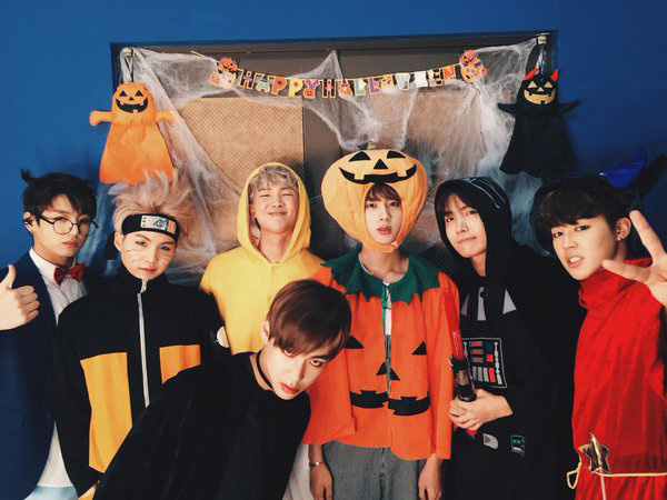 Rayakan Pesta Halloween Bareng Fans, BTS Pakai Kostum Lucu