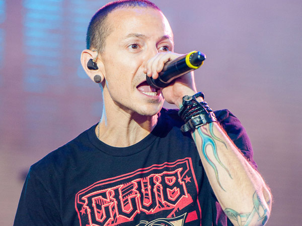 Billboard Ajak Penggemar Kenang Kesuksesan Chester Bennington Sebagai Vokalis LP