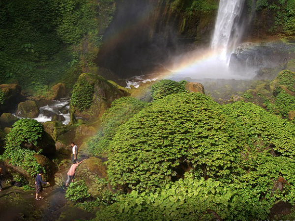 Tersembunyi di Tengah Alam, Indonesia Punya Air Terjun Pelangi Yang Unik!