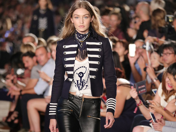 Pamerkan Kolaborasi dengan Tommy Hilfiger, Gigi Hadid Eksis di New York Fashion Week!