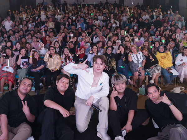 Nyanyi di Tengah Penonton, Salaman, Hingga Foto Bareng! Ini Keseruan Konser Krist Perawat di Jakarta