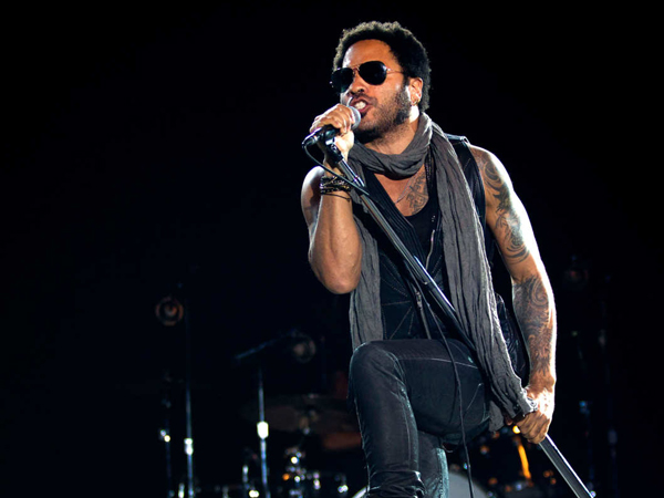 Lenny Kravitz Tak Sengaja Pamerkan Alat Kelaminnya Saat Konser!