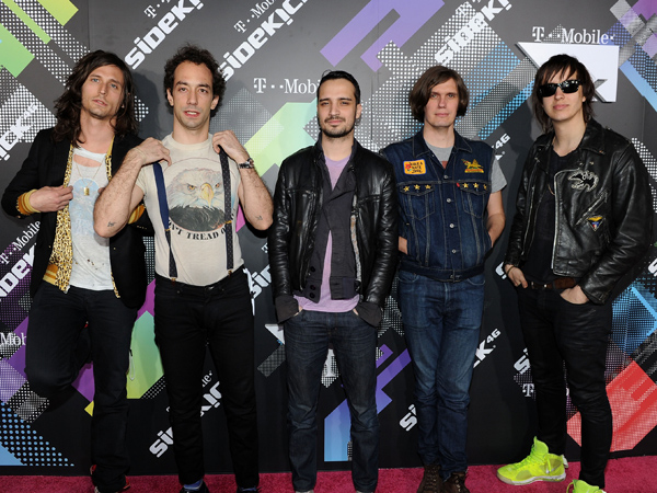 Kesal Gitarnya Hilang, Gitaris The Strokes Minta Bantuan Fans Untuk Mencarinya