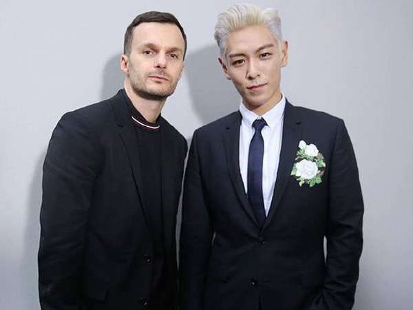 T.O.P Duduk di Baris Depan Fashion Show Fall 2016 Dior Homme di Paris