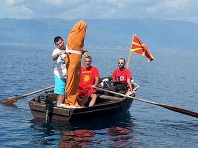 Wow, Pria Ini Berenang Dalam Keadaan Terbungkus Kantung