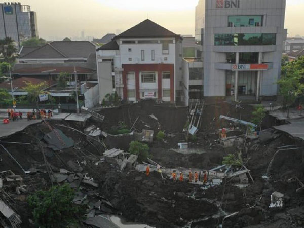 Tak Ada Hujan dan Angin, Begini Dugaan Penyebab Amblasnya Jalan Gubeng hingga Jadi Jurang