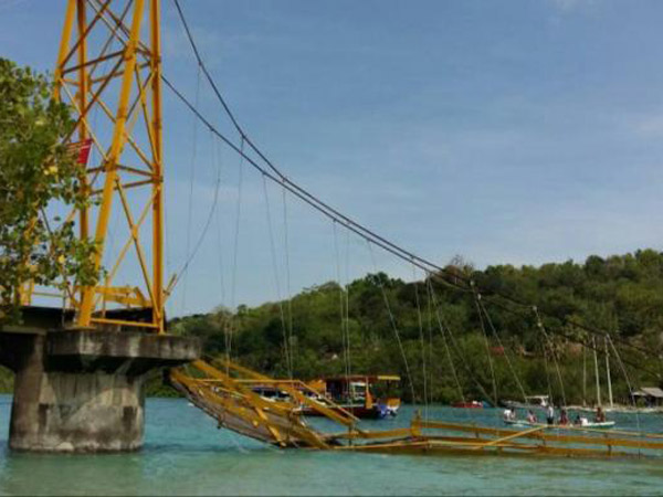 Terjun Bebas ke Laut, Ini Kronologi Ambruknya ‘Jembatan Cinta’ Bali