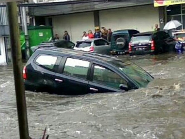 Jadi Viral, Begini Kondisi Mobil Yang Hanyut di Banjir Besar Bandung