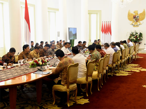 Penampakan Rapat Terbatas Presiden Jokowi dan Para Menteri Via Video Conference