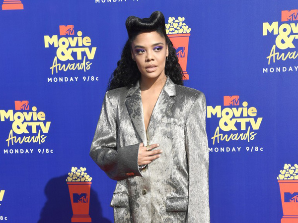 Curi Perhatian, Ini Gaya Aktris Tessa Thompson Kenakan Blazer Tanpa Celana