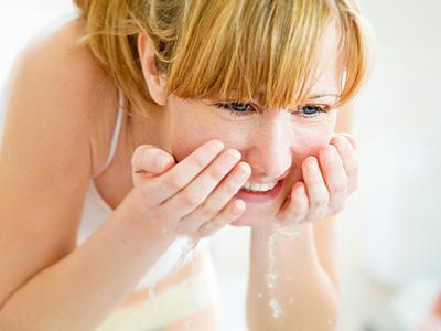 Tips Mencuci Wajah yang Benar Bagi Wanita