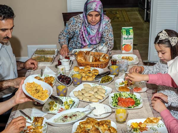 Hindari Beberapa Makanan Ini Agar Perut Tak Terasa Perih Saat Puasa