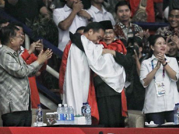 Super Langka! Pelukan Mesra Dilakukan Jokowi-Prabowo di Kemenangan Pencak Silat Asian Games 2018