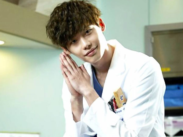 Lee Jong Suk Buat Sutradara 'Doctor Stranger' Puas dan Sangat Terkesan!