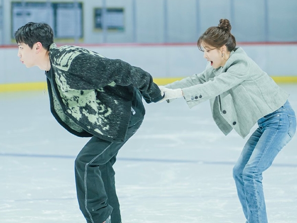 Romantisnya Lee Jun Young dan Jung In Sun Main Ice Skating di ‘Let Me Be Your Knight’