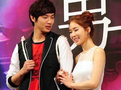 Walaupun Wamil, Ji Hyun Woo Tetap Mesra dengan Yoo In Na