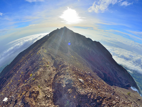 Diiringi Pendeta hingga Larangan Sepatu, Ini Deretan Kisah Gunung Agung Bali yang Tengah Erupsi