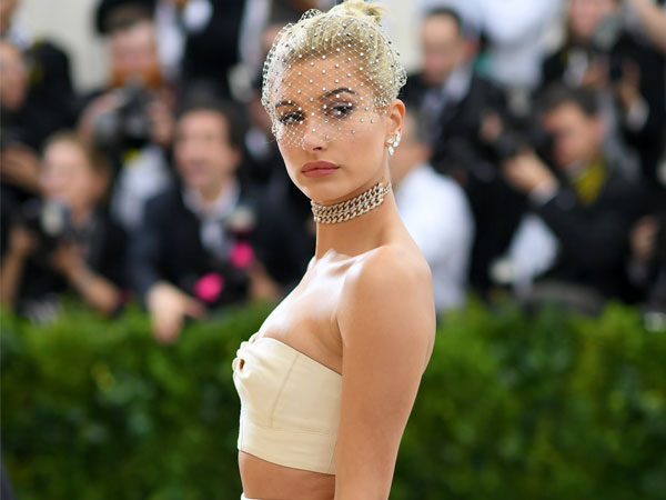 Hailey Baldwin Jadi Wanita Paling Seksi Sedunia Versi Majalah Pria!