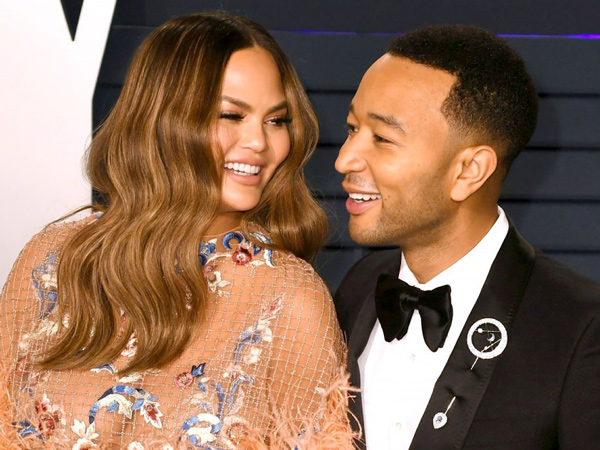 John Legend Ditetapkan Jadi Pria Terseksi, Ini Reaksi Lucu Chrissy Teigen