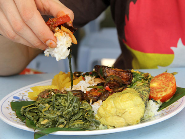 Selain Lebih Nikmat, Makan dengan Tangan Ternyata Punya Banyak Manfaat