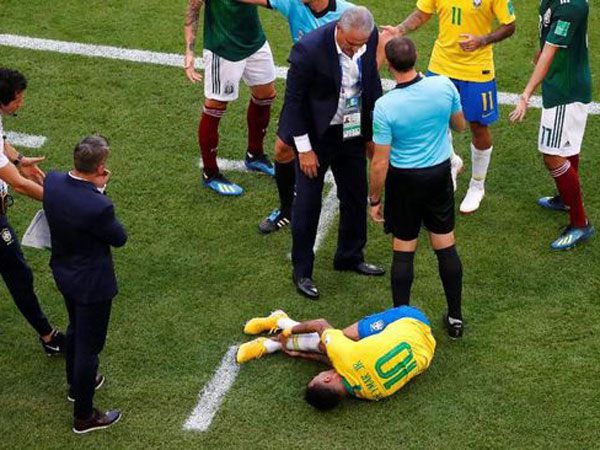 Soal Aksi Diving 'Berlebihan' Neymar, Pemain Meksiko: Kalau Mau Rebahan Di Rumah Saja!