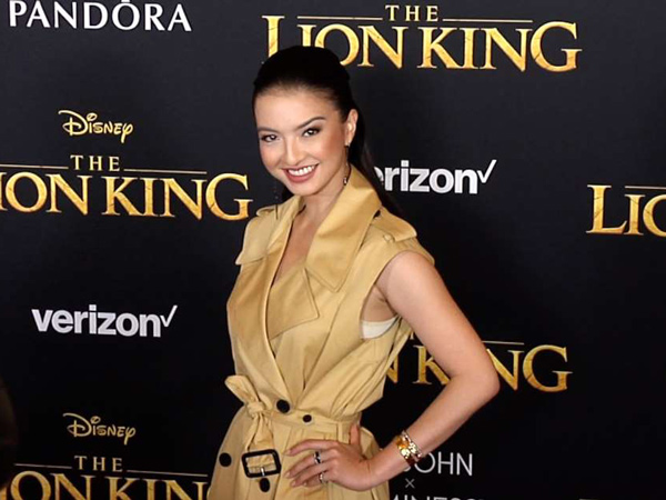 Hadiri Premiere Film 'The Lion King', Raline Shah Foto Bareng Sutradara 'Iron Man'!