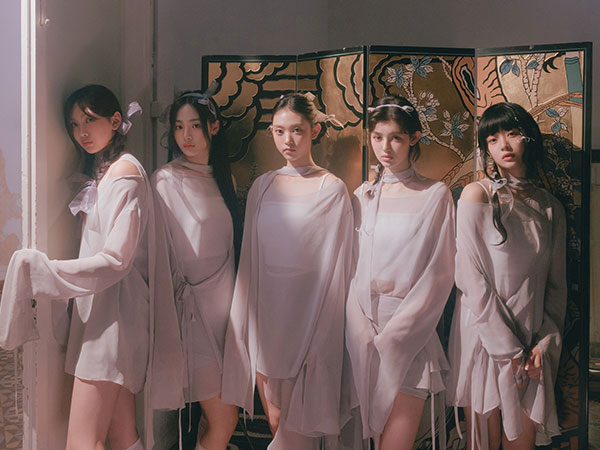 Mitologi Yunani di Balik MV NewJeans 'Cool With You' dan Makna Tariannya