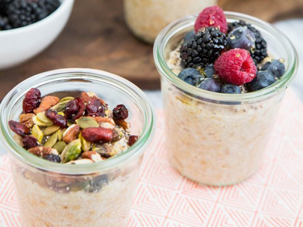 Tak Sempat Sarapan? Buat Oatmeal in Jar Sebagai Bekal Yuk!