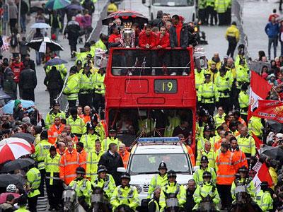 Rayakan Kemenangan, Fans MU Berkeliling Manchester