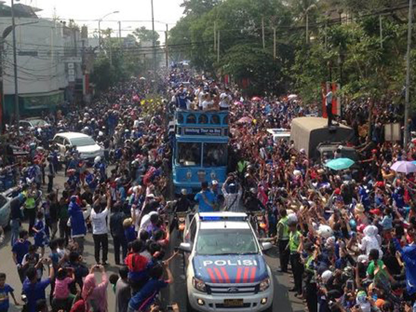 Masyarakat Bandung Pawai di Jalan Untuk Rayakan Kemenangan Persib di Piala Presiden