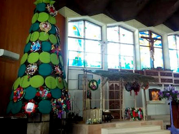 Uniknya, Pohon Natal di Gereja Ini Dirangkai dari Tampah