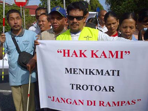 Trotoar Dipakai Berjualan, Kaum Tuna Netra Demo