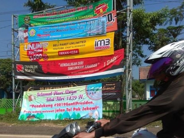 'Tandingan' Kubu Pendukung Jokowi dan #2019GantiPresiden Bertebaran di Jalur Mudik