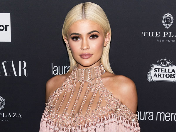 Bintangi Kampanye Calvin Klein, Kylie Jenner Sembunyikan Perutnya!