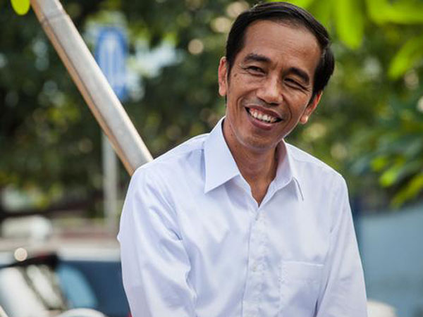 Momen Jokowi Meminta Doa Restu dan Sungkem Dihadapan Ibunda Sebelum Berangkat Daftar Pilpres