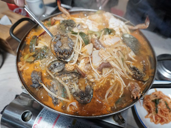 Jalan-jalan ke Pulau Jeju Harus Cobain Sup Seafood Halal di Daewonga
