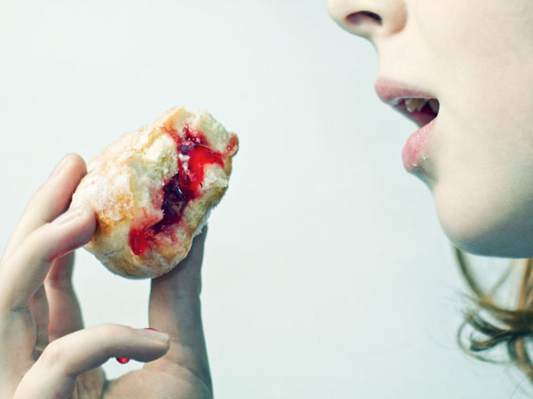 Makan Langsung dengan Tangan Jauh Lebih Baik Dari Gunakan Sendok Garpu?